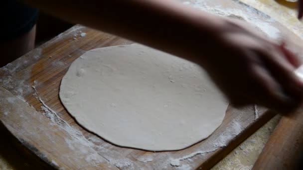 Ama de casa haciendo chebureks - plato nacional georgiano — Vídeos de Stock