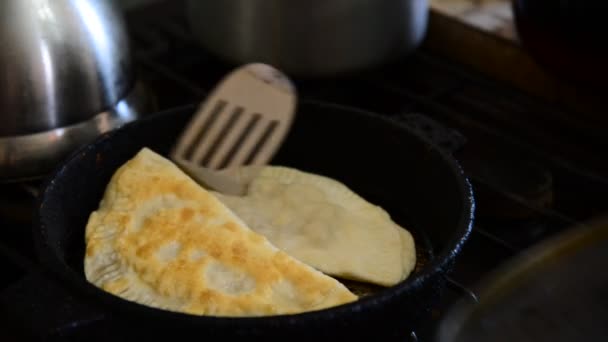 Ama de casa asados chebureks en pan - Plato nacional georgiano — Vídeo de stock