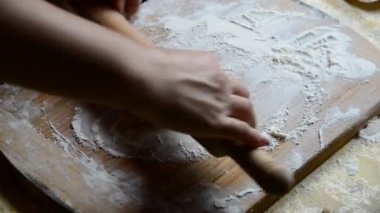 Ev hanımı chebureks Pan - Gürcü ulusal yemek pişirir