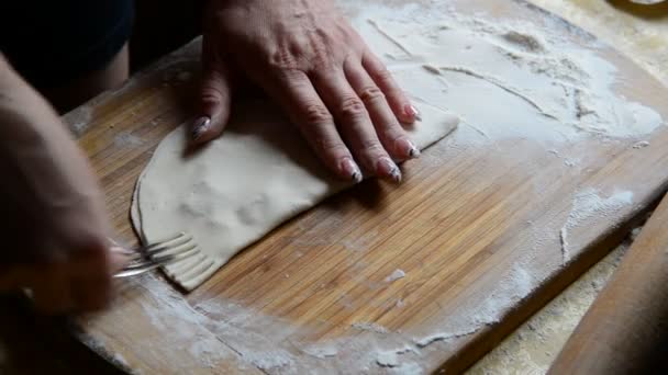 Домогосподарка робить чебуреки з тіста та м'яса ковбаси — стокове відео