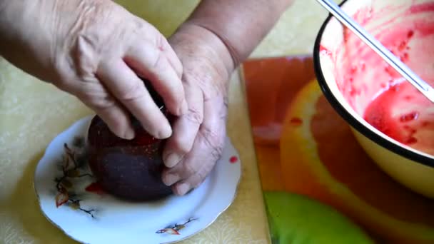 Woman closes a lid of handmade raspberry jam in jar — Stock Video