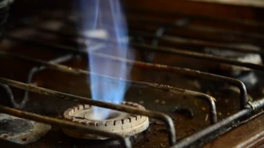 Alevler gelen eski mutfak soba üzerinde Gaz brülörlü