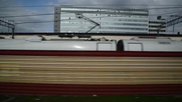 Vue de la fenêtre du train à l'entrée de la gare de Leningrad — Video