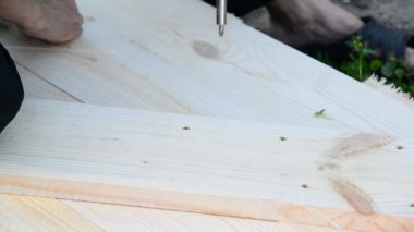 Eser solak ahşap kapı ahşap plakalar üzerinden yapar
