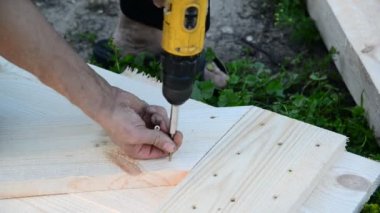 Eser solak ahşap kapı ahşap plakalar üzerinden yapar
