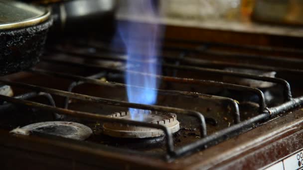 Flames from a gas burner on old kitchen stove — Stock Video