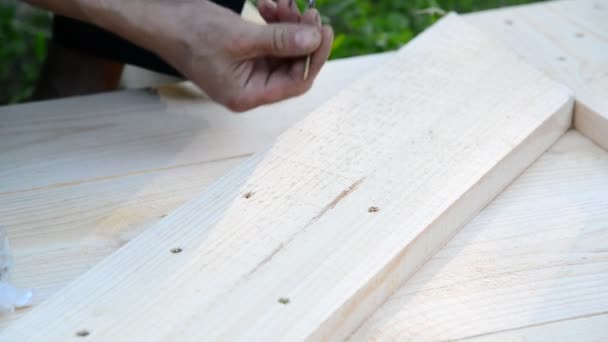 Trabalho canhoto faz portão de madeira de tábuas de madeira — Vídeo de Stock