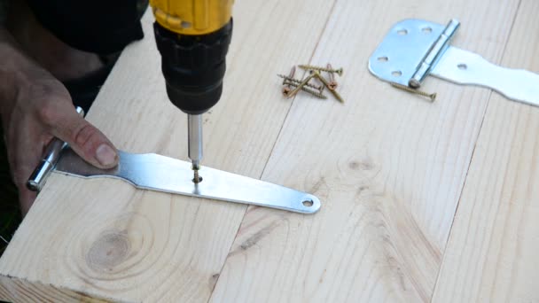 Kapı menteşeleri tamir marangoz — Stok video