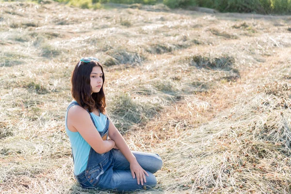 Cher adolescent fille dans un champ avec str — Photo