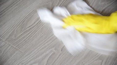 lastik eldiven zemin temizlik kadın elinde