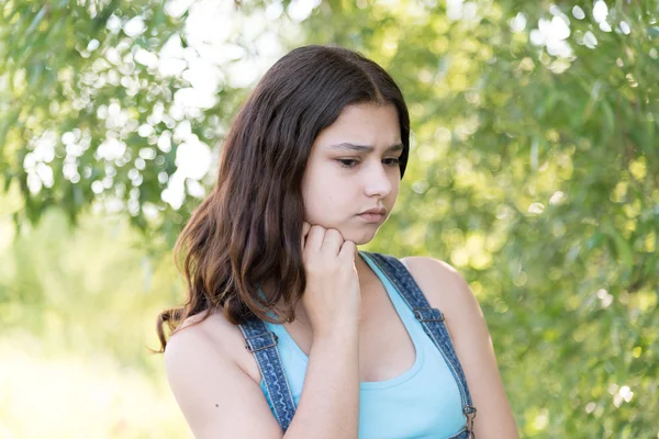 Retrato de chica adolescente melancólica en la naturaleza — Foto de Stock