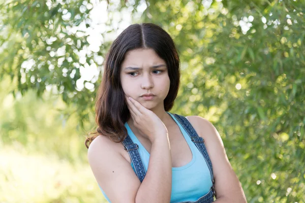 Porträt eines melancholischen Teenie-Mädchens über die Natur — Stockfoto