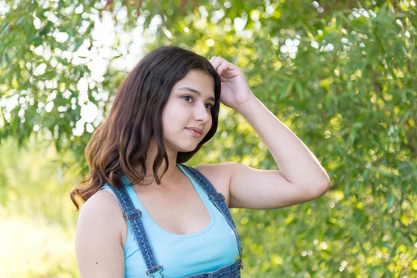 Porträt eines Teenie-Mädchens, das in der Natur träumt — Stockfoto