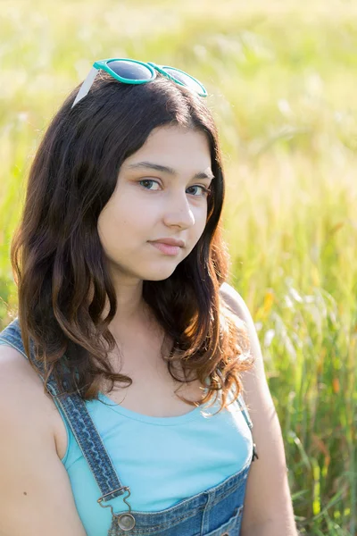 Porträt eines Teenie-Mädchens im Sommer — Stockfoto