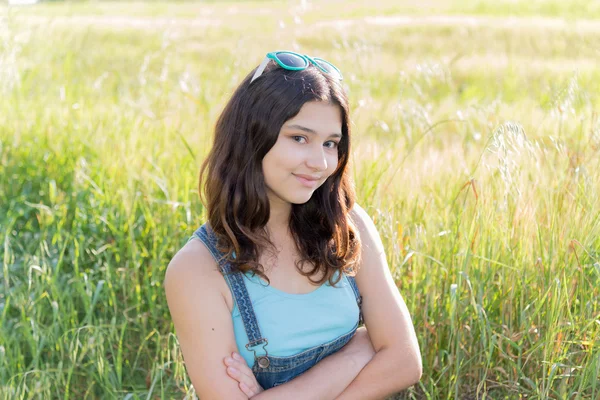 Retrato de adolescente menina ao ar livre — Fotografia de Stock