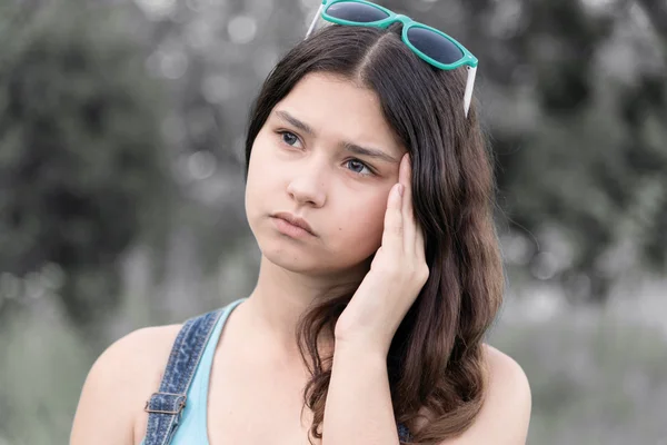 Ritratto di ragazza adolescente che pensa a un problema sulla natura — Foto Stock