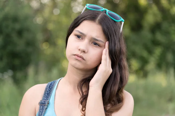 Ritratto di ragazza adolescente che pensa a un problema sulla natura — Foto Stock