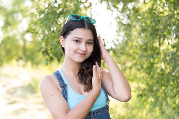 Chica adolescente de pie sobre fondo de madera — Foto de Stock