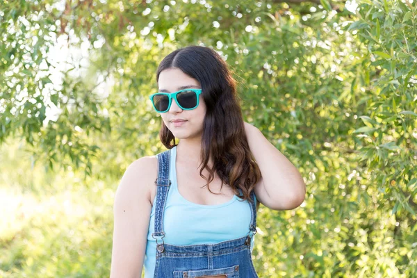 Porträt eines Teenie-Mädchens mit Sonnenbrille im Natursommer — Stockfoto