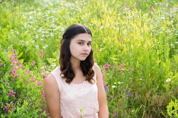 Genç kız açık havada yaz aylarında — Stok fotoğraf