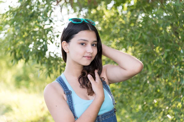 Tonåring flicka som står på trä bakgrund — Stockfoto
