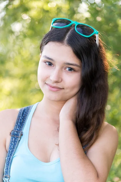 Menina bonita com cabelo bonito — Fotografia de Stock