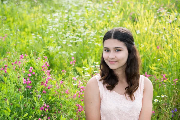 Portrait de jolie adolescente en plein air en été — Photo