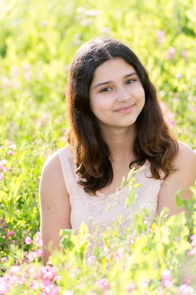 Teenie-Mädchen eine schöne Wiese — Stockfoto