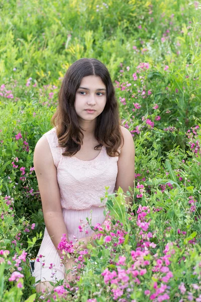 Retrato de menina adolescente triste na natureza verão — Fotografia de Stock