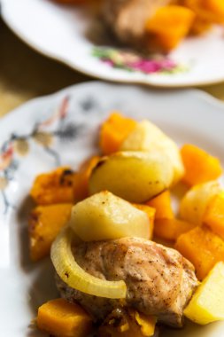 Fırında tavuk patates ve plaka üzerinde bir kabak dilimleri ile