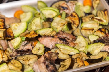 Fırında tavuk fırında patlıcan ve kabak