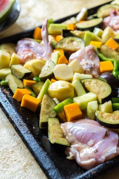 Rå kyckling med grönsaker i pannan — Stockfoto