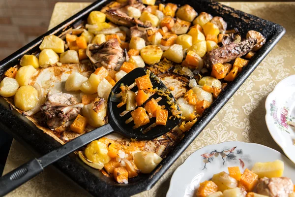Kyckling i ugn med potatis och en pumpa — Stockfoto