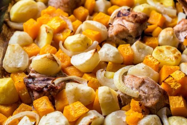 Hühnchen mit Kartoffelscheiben und einem Kürbis gebacken — Stockfoto