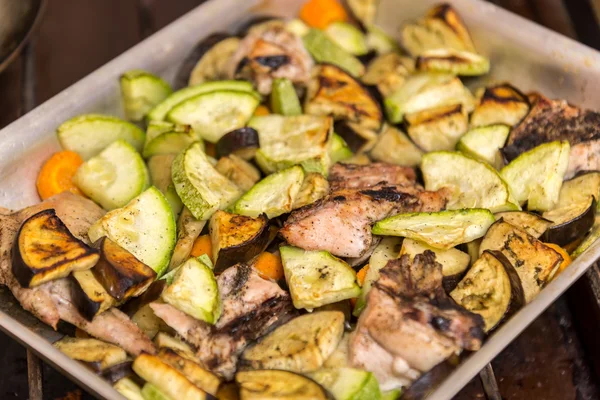 Chicken baked in oven with eggplant and zucchini — Stock Photo, Image