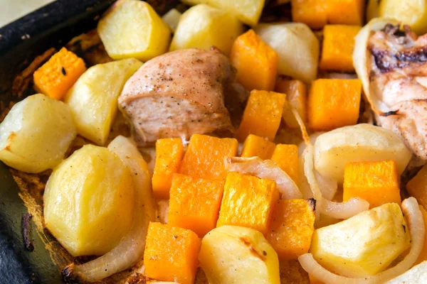 Hühnchen mit Kartoffelscheiben und einem Kürbis gebacken — Stockfoto