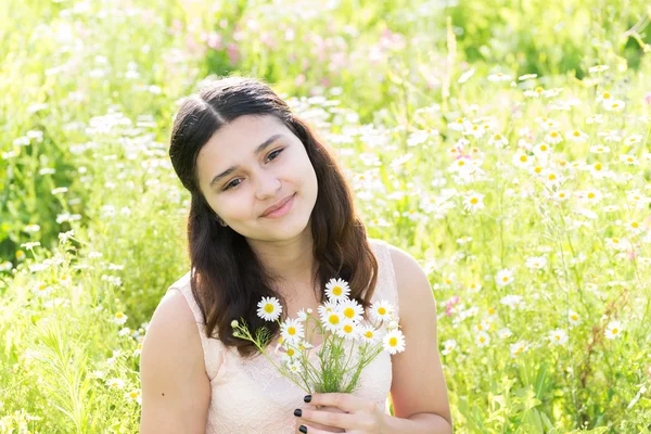 Menina adolescente com buquê de margaridas no prado de verão — Fotografia de Stock