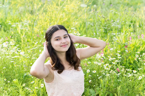 Tizenéves lány nyugvó virág meadow — Stock Fotó