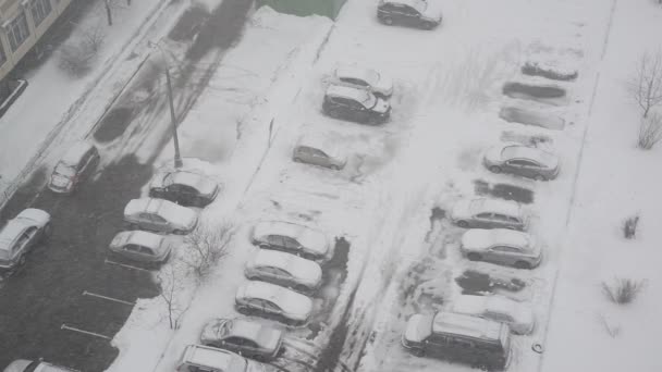 Bovenaanzicht van parkeerplaats tijdens een sneeuwstorm in Moskou. Rusland — Stockvideo