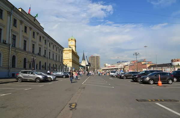 Moskou, Rusland-03 juni 2016. Parkeren op Komsomolskaya plein in zomerdag — Stockfoto