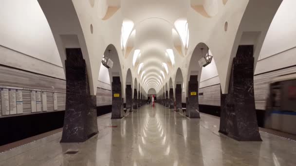 Moscú, Rusia - 17 de septiembre de 2016 - interior de la estación de metro Volokolamskaya — Vídeos de Stock