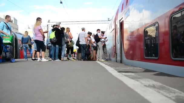 Moskau, russland - 11. juli 2016. Landung im zug 45 auf dem kasan-bahnhof — Stockvideo