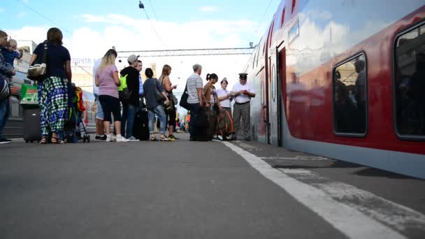 Moscú, Rusia - 11 de julio de 2016. Aterrizaje en el tren número 45 en la estación de tren de Kazán — Vídeos de Stock