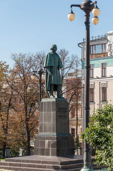 Moskova, Rusya - 21 Ekim 2015. Yazar Gogol Nikitsky Bulvarı'nda anıt — Stok fotoğraf