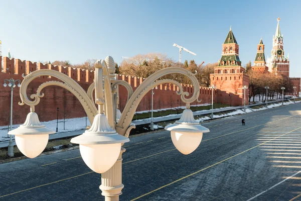 Linterna en el fondo del Kremlin de Moscú, Rusia — Foto de Stock