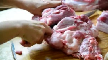 Kadın büyük bir parça domuz eti tatili