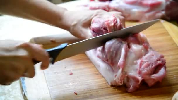 Γυναίκα σπάει ένα μεγάλο κομμάτι του χοιρινού κρέατος — Αρχείο Βίντεο