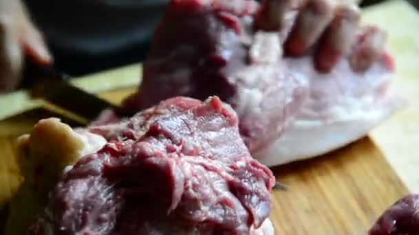 Woman cuts pork carcass into pieces — Stock Video