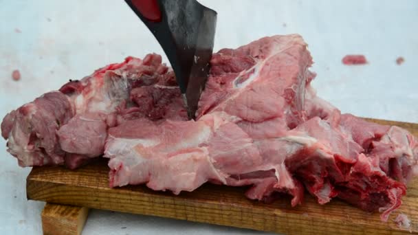 Macellaio tagli sbagliati carne con un'ascia — Video Stock