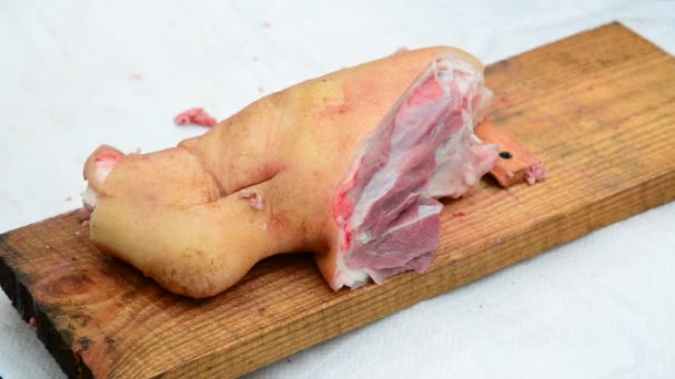 Butcher wrong cuts pork knuckle with an ax — Stock Video